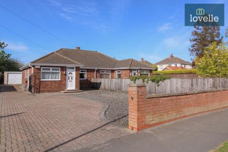 3 bedroom Semi-detached bungalow for sale in Fairway, Waltham, DN37