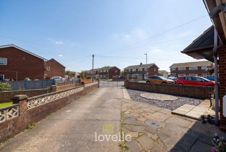 3 bedroom Semi-detached house for sale in Briar Close, South Killingholme, DN40