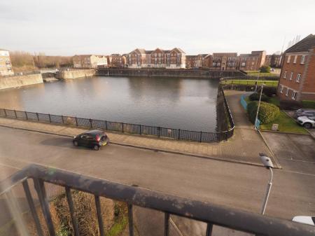 2 bedroom Flat to let in Plimsoll Way, Victoria Dock, Hull, HU9