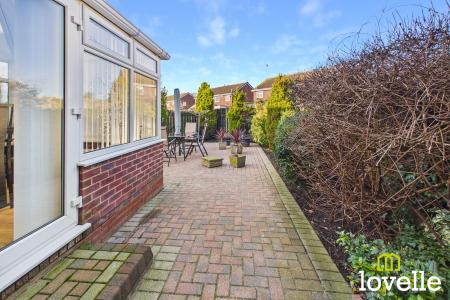 3 bedroom Semi-detached house for sale in Woodleigh Drive, Hull, HU7