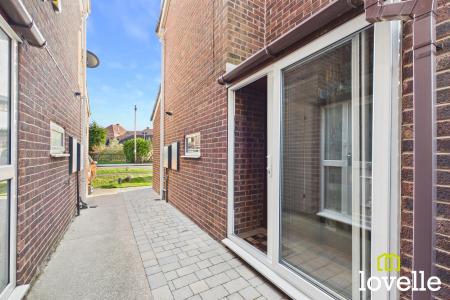 3 bedroom Semi-detached house for sale in Woodleigh Drive, Hull, HU7