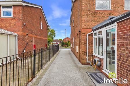 2 bedroom Semi-detached house for sale in Tudor Drive, Hull, HU6