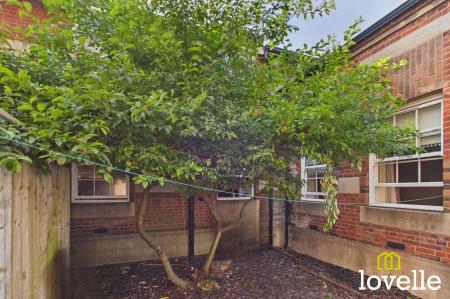 2 bedroom Flat for sale in Chanterlands Avenue, Hull, HU5