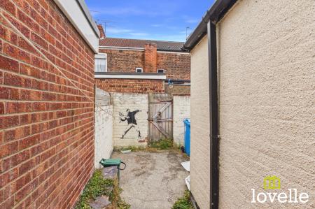 2 bedroom Terraced House to let in Estcourt Street, Hull, HU9