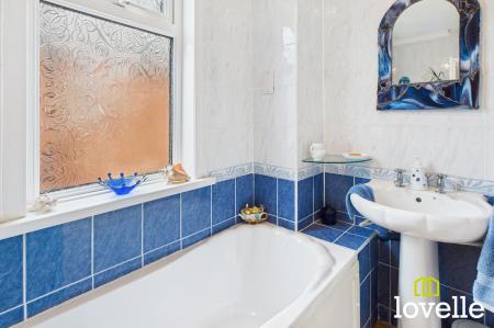 4 bedroom Semi-detached house for sale in Kingtree Avenue, Cottingham, HU16