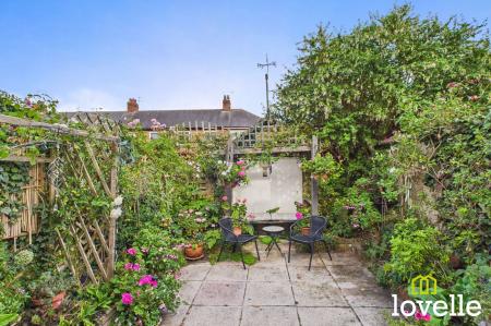 4 bedroom Semi-detached house for sale in Kingtree Avenue, Cottingham, HU16
