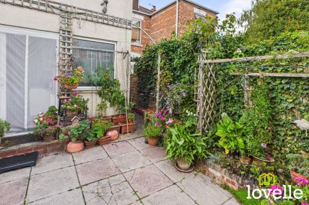 4 bedroom Semi-detached house for sale in Kingtree Avenue, Cottingham, HU16