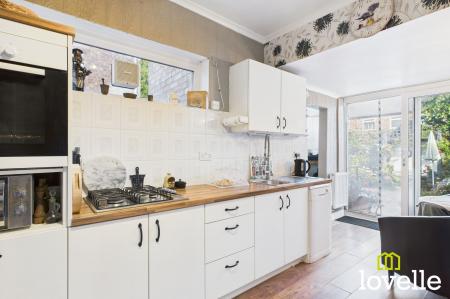 4 bedroom Semi-detached house for sale in Kingtree Avenue, Cottingham, HU16