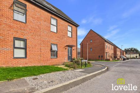 4 bedroom Semi-detached house for sale in Imperial Way, Hull, HU9