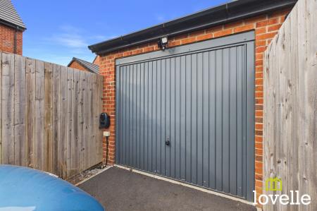 4 bedroom Semi-detached house for sale in Imperial Way, Hull, HU9