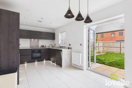 4 bedroom Semi-detached house for sale in Imperial Way, Hull, HU9