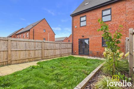 4 bedroom Semi-detached house for sale in Imperial Way, Hull, HU9
