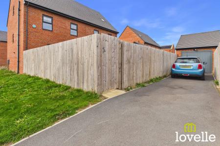 4 bedroom Semi-detached house for sale in Imperial Way, Hull, HU9