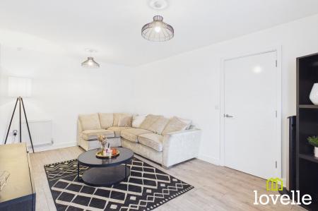 4 bedroom Semi-detached house for sale in Imperial Way, Hull, HU9