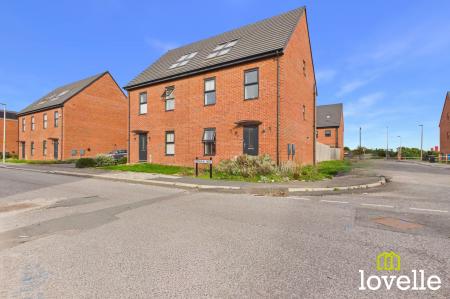 4 bedroom Semi-detached house for sale in Imperial Way, Hull, HU9