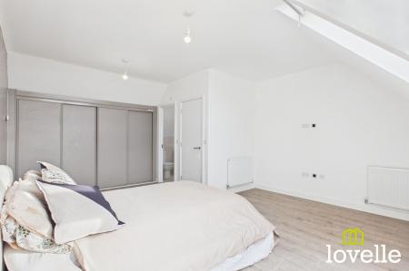 4 bedroom Semi-detached house for sale in Imperial Way, Hull, HU9