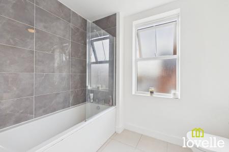 4 bedroom Semi-detached house for sale in Imperial Way, Hull, HU9