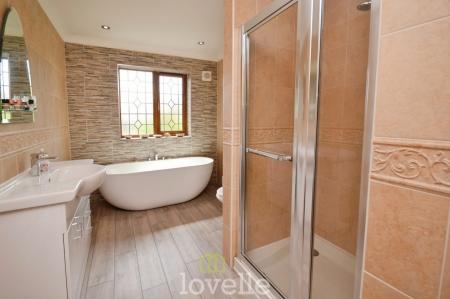 4 bedroom Detached house for sale in Cheltenham Way, Cleethorpes, DN35