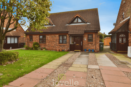1 bedroom Semi-detached bungalow for sale in Meadow View, Cleethorpes, DN35