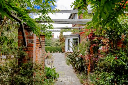 4 bedroom Detached house for sale in Queens Parade, Cleethorpes, DN35