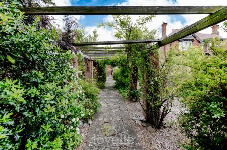 4 bedroom Detached house for sale in Queens Parade, Cleethorpes, DN35