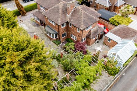 4 bedroom Detached house for sale in Queens Parade, Cleethorpes, DN35