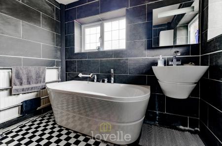 4 bedroom Detached house for sale in Queens Parade, Cleethorpes, DN35