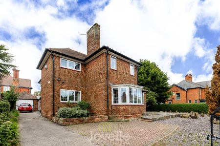 4 bedroom Detached house for sale in Queens Parade, Cleethorpes, DN35