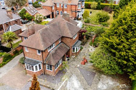 4 bedroom Detached house for sale in Queens Parade, Cleethorpes, DN35