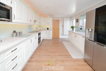 3 bedroom Bungalow for sale in Tetney Road, Humberston, DN36