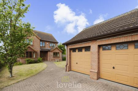 6 bedroom Detached house for sale in Swaby Close, Marshchapel, DN36