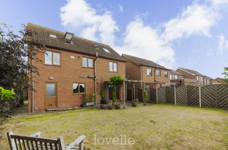 6 bedroom Detached house for sale in Swaby Close, Marshchapel, DN36