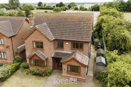 6 bedroom Detached house for sale in Swaby Close, Marshchapel, DN36