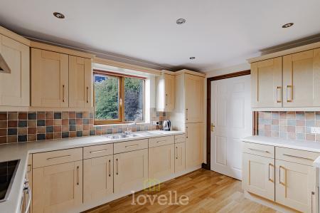 6 bedroom Detached house for sale in Swaby Close, Marshchapel, DN36