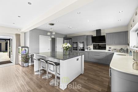 4 bedroom Bungalow for sale in Humberston Avenue, Humberston, DN36