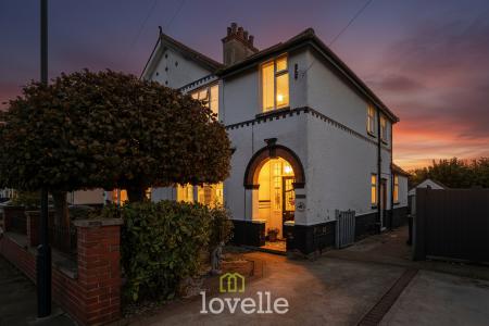 3 bedroom Semi-detached house for sale in Lindum Road, Cleethorpes, DN35