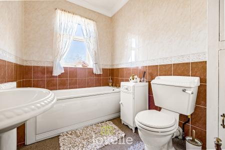 3 bedroom Semi-detached house for sale in Craven Road, Cleethorpes, DN35