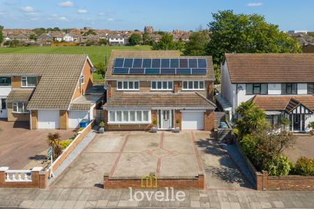 5 bedroom Detached house for sale in Chichester Road, Cleethorpes, DN35