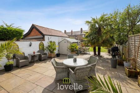 3 bedroom End of terrace house for sale in Queens Parade, Cleethorpes, DN35