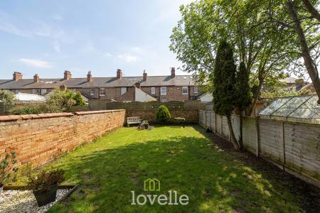 3 bedroom End of terrace house for sale in Queens Parade, Cleethorpes, DN35