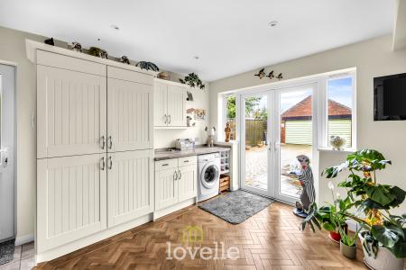 4 bedroom Detached house for sale in Churchthorpe, Fulstow, LN11