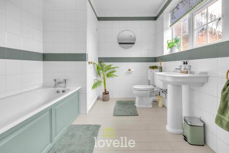 6 bedroom Detached house for sale in Cassbrook Drive, Fulstow, LN11