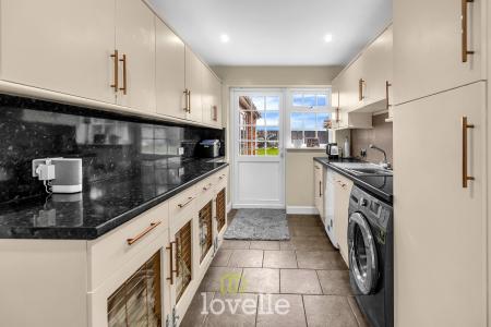 6 bedroom Detached house for sale in Cassbrook Drive, Fulstow, LN11