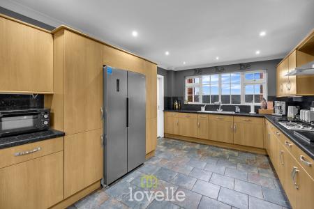 6 bedroom Detached house for sale in Cassbrook Drive, Fulstow, LN11