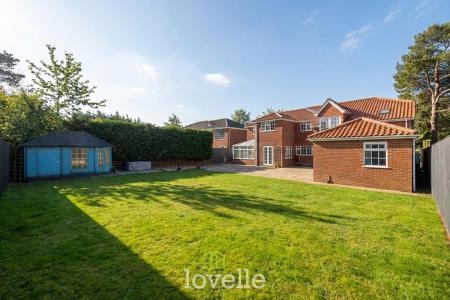6 bedroom Detached house for sale in Cassbrook Drive, Fulstow, LN11