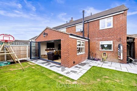 4 bedroom Semi-detached house for sale in Westlands Avenue, Tetney, DN36