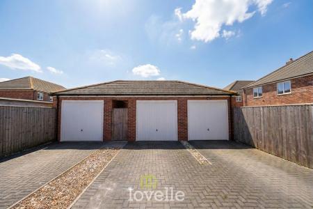 3 bedroom House for sale in Honningsvaag Close, New Waltham, DN36