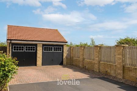 5 bedroom Detached house for sale in Albertross Drive, Humberston, DN36