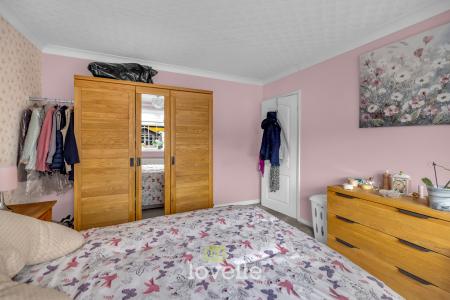 3 bedroom Semi-detached bungalow for sale in Peaks Avenue, New Waltham, DN36