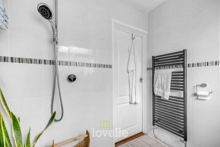 3 bedroom Semi-detached bungalow for sale in Peaks Avenue, New Waltham, DN36